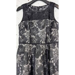 ANN TAYLOR Black Lace V-Neck Lined Circle Skirt Dress Size 2